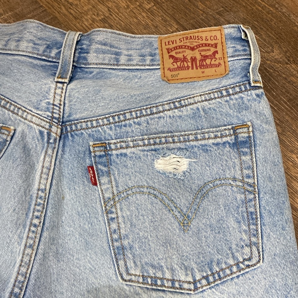 VINTAGE LEVI’S 501 PREMIUM CUT OFF DISTRESSED JEAN SHORTS FESTIVAL DAISY DUKES - Picture 2 of 7